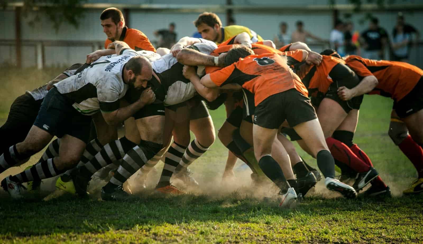 Global rugby at its finest — a lineout contested at full stretch